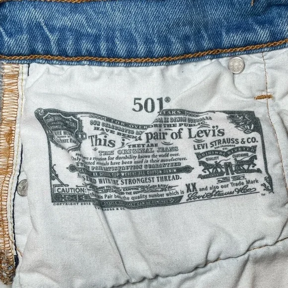 Levi’s 501 High-Rise Bleach Tie-Dye Cutoff Shorts | Raw Hem | Women’s 27 - Picture 8 of 11